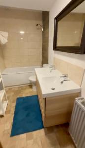 une salle de bains avec lavabo, toilettes et miroir dans l'établissement 63 Spellow Lane, à Liverpool