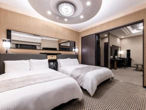 2 bedden in een hotelkamer met een slaapkamer bij APA Hotel & Resort Osaka Umeda Eki Tower in Osaka