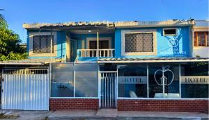 een blauw huis met een winkelpui bij Hotel Casa Manzanares in Santa Marta