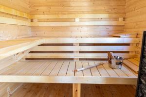 im Inneren einer Sauna mit einem Baseballschläger in der Unterkunft Cope un Pirts in Yumprava