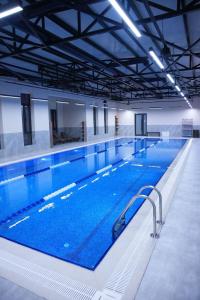 a large indoor swimming pool with a large pool at LIFESPORT-Complex Hotel & spa in Əlǝt