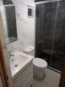 ein Badezimmer mit Toilette, Waschbecken und Dusche in der Unterkunft Casa Serrana in Penhas da Saúde