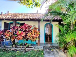een huis met een bos bloemen ervoor bij De Boa na Lagoa Cabo Frio in Cabo Frio +133 foto's
