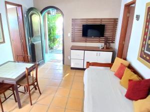 een woonkamer met een bank en een tafel bij De Boa na Lagoa Cabo Frio in Cabo Frio