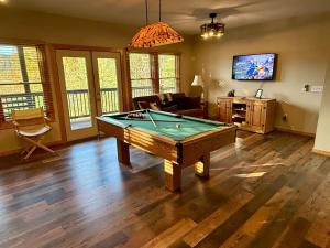 Et tv og/eller underholdning på Elk Lodge, Cozy cabin with a Mountain View! + 26 billeder