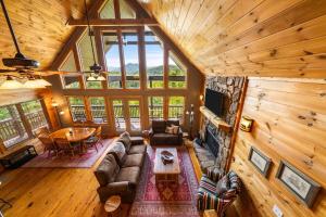 Et tv og/eller underholdning på Elk Lodge, Cozy cabin with a Mountain View!