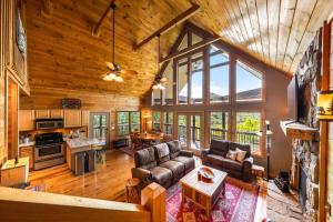 Køkken eller tekøkken på Elk Lodge, Cozy cabin with a Mountain View!