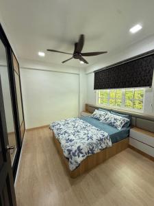 En eller flere senge i et værelse på AJ Homestay Muar