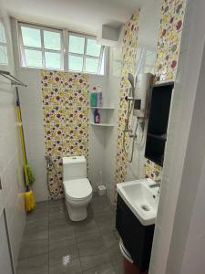 Et badeværelse på AJ Homestay Muar + 11 billeder