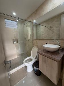een badkamer met een toilet, een wastafel en een douche bij Apartamento con piscina y Aire Acondicionado en Anapoima centro in Anapoima