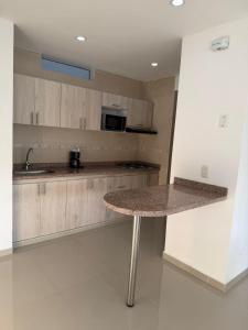 een keuken met een tafel en een aanrechtblad bij Apartamento con piscina y Aire Acondicionado en Anapoima centro in Anapoima