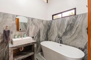 Et badeværelse på Villa Tucán Fortuna + 3 billeder