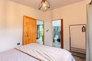 En eller flere senge i et værelse på Villa Tucán Fortuna