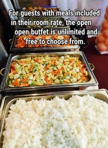 Twee dienbladen met maaltijden inbegrepen bij de kamerprijs. bij Baku Khatai Hotel & Restaurant in Baku