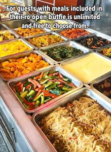 een buffet vol schalen met verschillende soorten groenten bij Baku Khatai Hotel & Restaurant in Baku