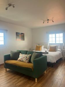 ein Wohnzimmer mit einem Sofa und 2 Betten in der Unterkunft Los Frailes 2 in Breña Baja