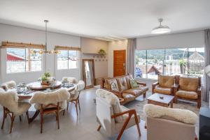 a living room with a table and chairs at Casa Sunset in Urubici