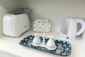 un comptoir de cuisine avec un grille-pain et une assiette avec des vases dans l'établissement Porta della costiera, à Vietri