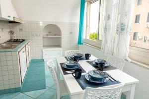 une cuisine avec une table avec de la vaisselle bleue et blanche dessus dans l'établissement Porta della costiera, à Vietri 44 autres photos