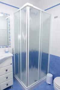 ein Badezimmer mit Dusche, Toilette und Waschbecken in der Unterkunft Porta della costiera in Vietri