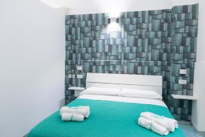 une chambre avec un lit avec deux serviettes dessus dans l'établissement Porta della costiera, à Vietri