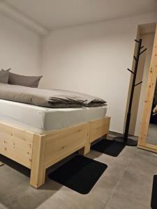 a bedroom with a bed with a wooden platform at Ferienwohnung Zur Alt Ave in Deggingen