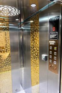 een roestvrijstalen lift met een bord erop bij Ocean Regency in Ujjain +17 foto's