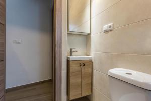 ein Badezimmer mit Waschbecken, Toilette und Spiegel in der Unterkunft Paco del Molino 2 in Grazalema + 8 Fotos