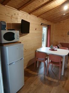 Køkken eller tekøkken på Chalet PRIMEVERE- Camping Fraiteux 3 étoiles