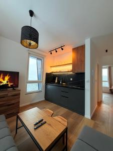 un soggiorno con un divano e un tavolo di Apartmani Snowflake a Jahorina