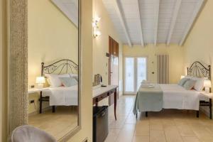 una camera da letto con due letti e uno specchio di Residenza Amé Peschiera del Garda a Peschiera del Garda