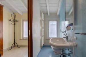 un bagno con lavandino e doccia in vetro di Residenza Amé Peschiera del Garda a Peschiera del Garda Altre 97 foto