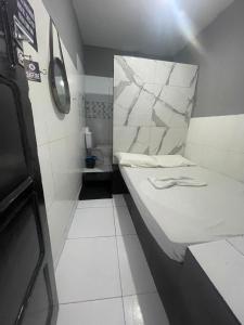 een kleine badkamer met een klein bed in een kamer bij Hotel saffire in Feira de Santana