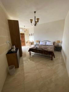 een slaapkamer met een bed en een tafel erin bij St Therese in Victoria