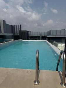 een zwembad op het dak van een gebouw bij Nova by Devtraco plus in Accra