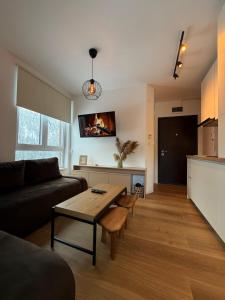 un soggiorno con un divano e un tavolino da caffè di Apartmani Snowflake a Jahorina