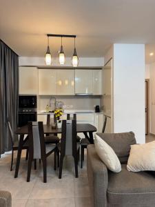 een keuken en eetkamer met een tafel en stoelen bij Nova by Devtraco plus in Accra