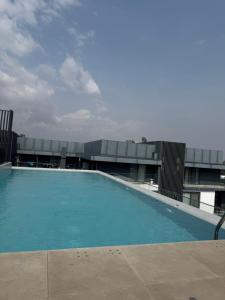 een groot zwembad bovenop een gebouw bij Nova by Devtraco plus in Accra +3 foto's