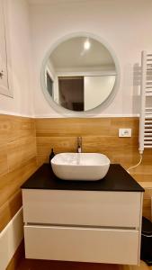 une salle de bains avec un lavabo et un miroir dans l'établissement Casa Kiara, à Domodossola 21 autres photos