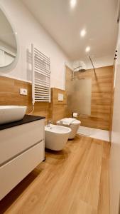 La salle de bains est pourvue de 2 lavabos et de 2 toilettes. dans l'établissement Casa Kiara, à Domodossola