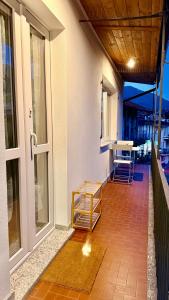 - une terrasse couverte avec une table et un banc dans l'établissement Casa Kiara, à Domodossola