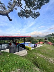 vistas a un patio con piscina en Finca Villa Julia, en La Vega