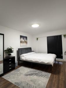 En eller flere senge i et værelse på Cosy Modern 1-Bed Apartment