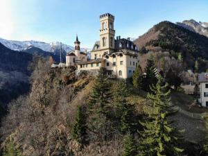 un castello sul fianco di una montagna di Castle Stay - A Magic Retreat a Fobello