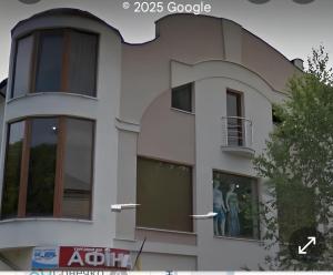 Bygningen som lejligheden ligger i + 3 billeder