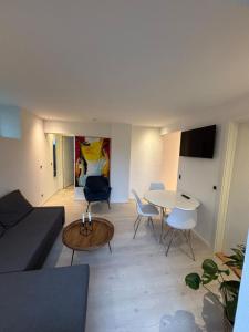 TV/trung tâm giải trí tại 3-room apartment with free parking and terrace