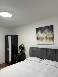 En eller flere senge i et værelse på Cosy Modern 1-Bed Apartment