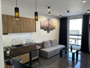 un salon avec un canapé et une table dans l'établissement Stay Apartment, à Varsovie