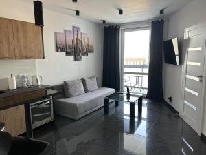 un salon avec un canapé et une table dans l'établissement Stay Apartment, à Varsovie