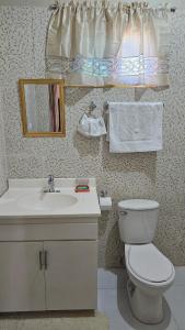 Et badeværelse på Tandel Ocho Ríos Apartment # 1 + 19 billeder